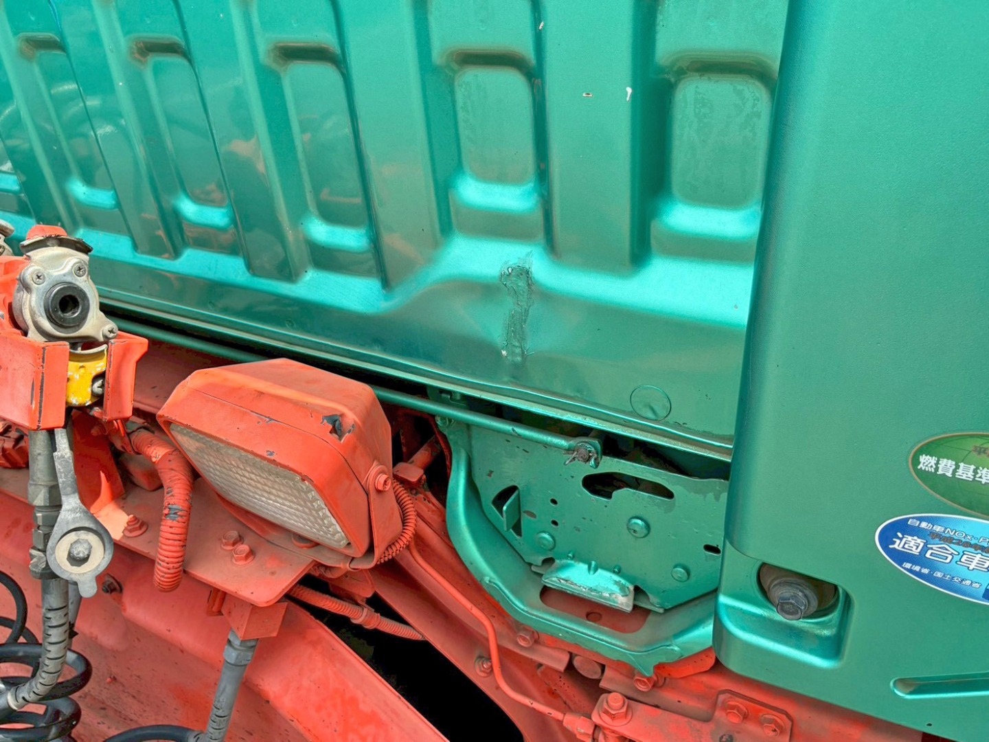 キャブバック運転席側にキズ・手塗り箇所があります。|いすゞ ギガ 2PG-EXD52CDの写真35