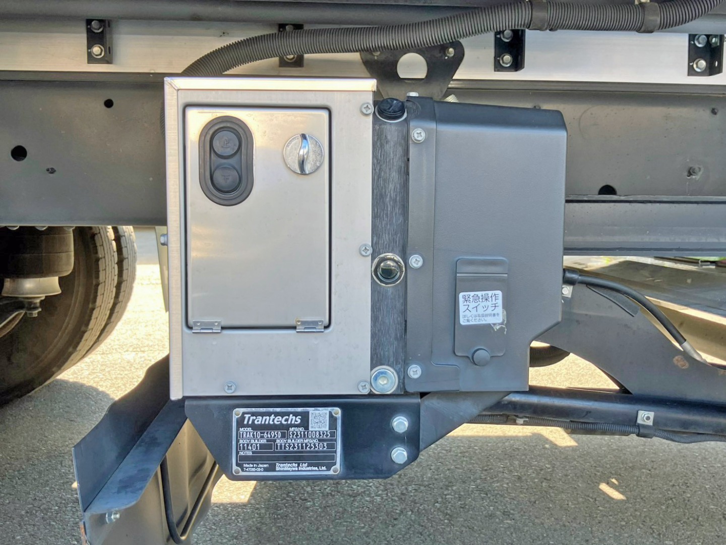 ゲートの操作スイッチです。|日野 レンジャー 2PG-FD2ABG(2WD)の写真16