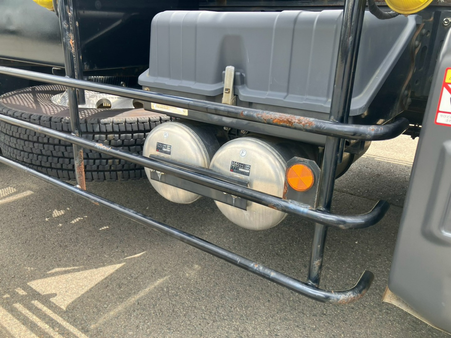 運転席側サイドバンパーにサビ・腐食があります。|三菱 スーパーグレート 2KG-FV70HYの写真23
