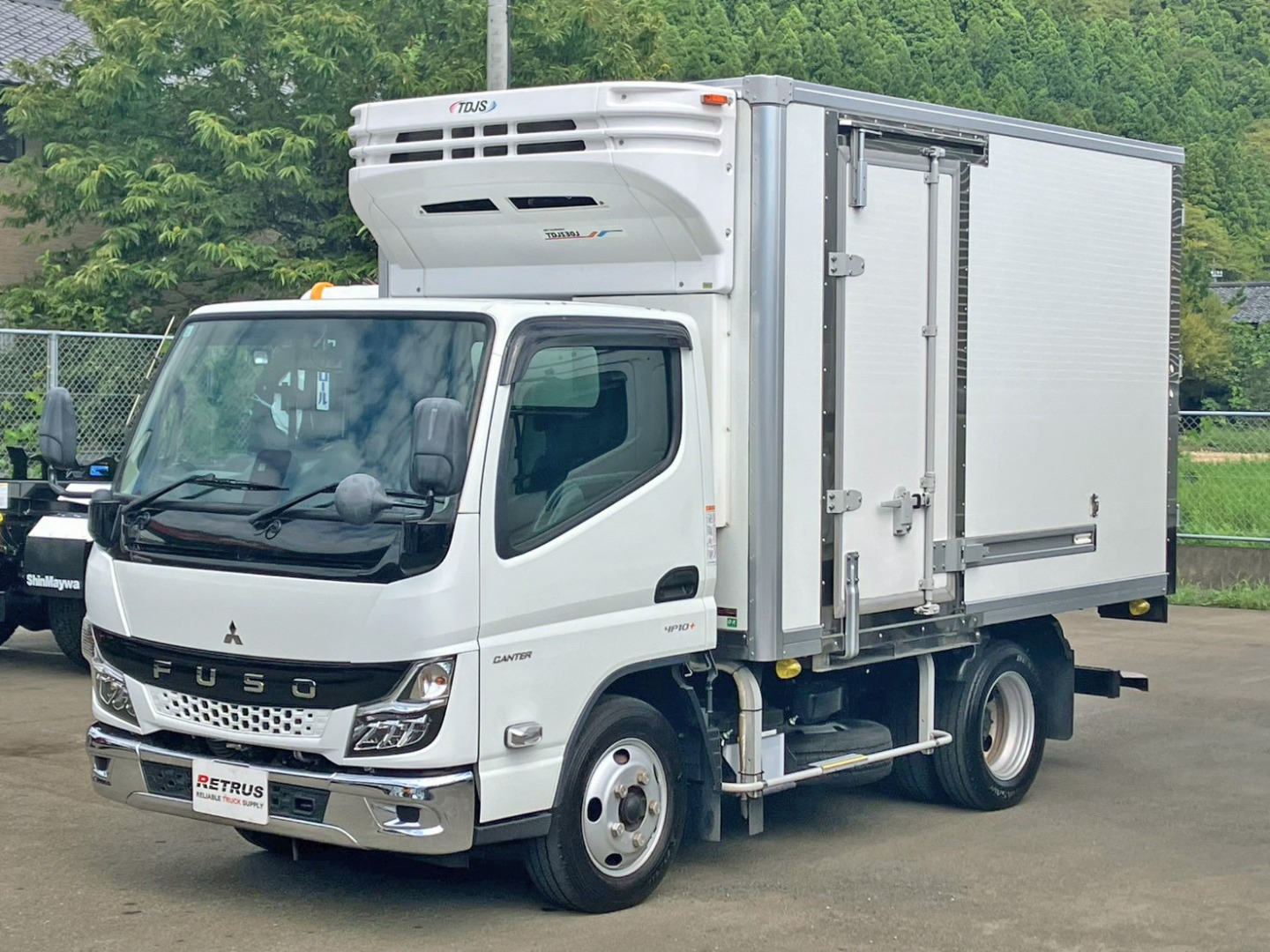フロント周りはメッキパーツで飾っています。|三菱 キャンター 2RG-FBAV0(2WD)の写真1