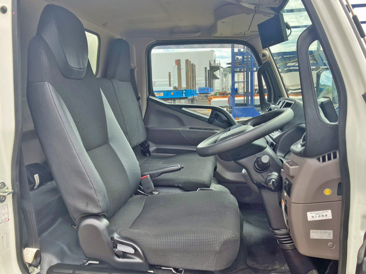 乗車定員は3名です。|三菱 キャンター 2RG-FBAV0(2WD)の写真7
