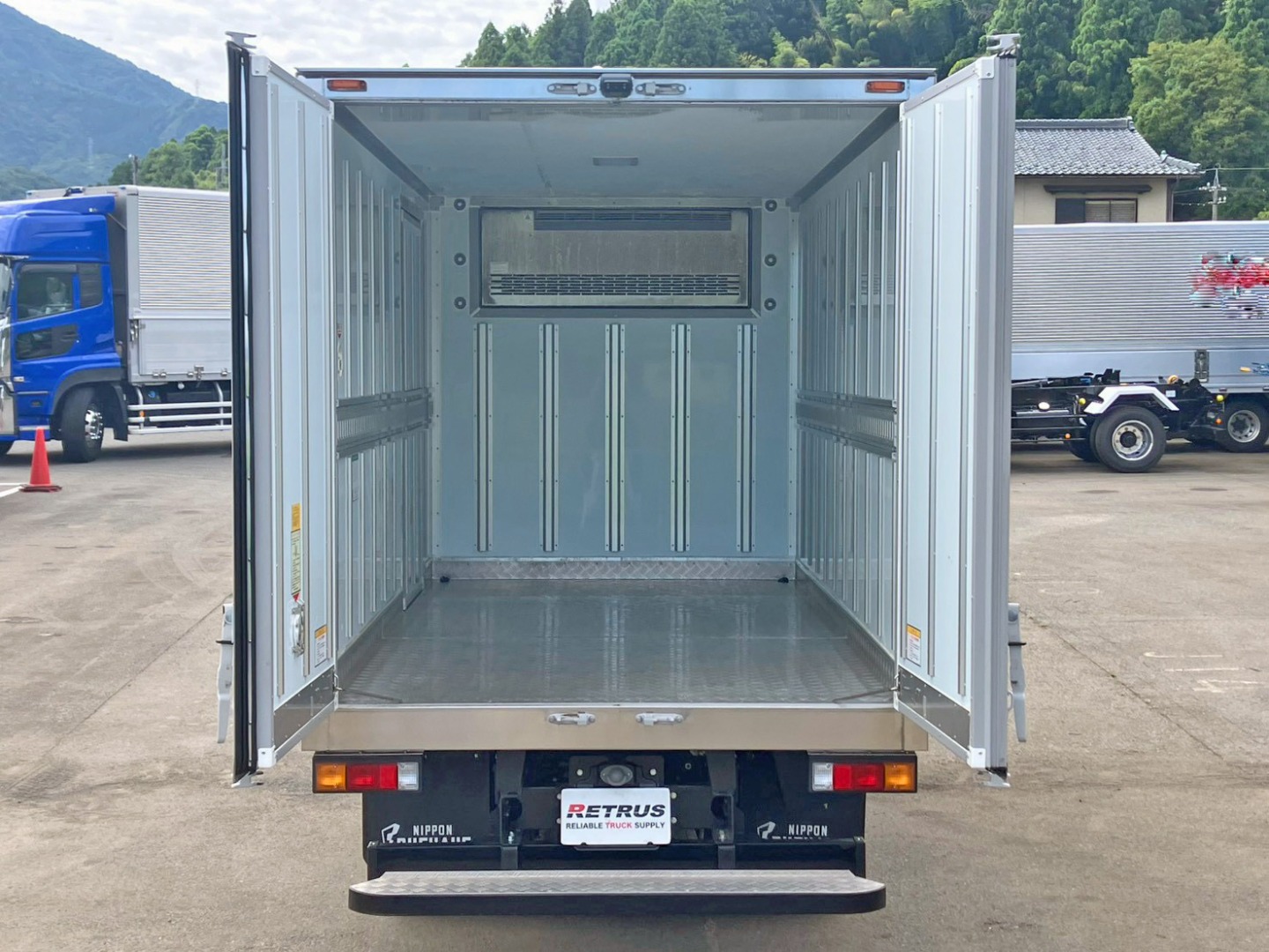 リヤドアは90度ストッパー付きです。|三菱 キャンター 2RG-FBAV0(2WD)の写真11