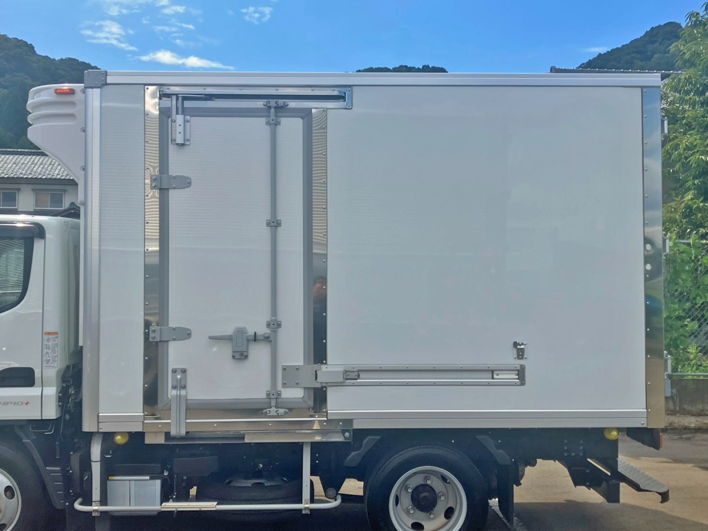 ボディー助手席側後方にスライド式のサイドドアが付いています。|三菱 キャンター 2RG-FBAV0(2WD)の写真19