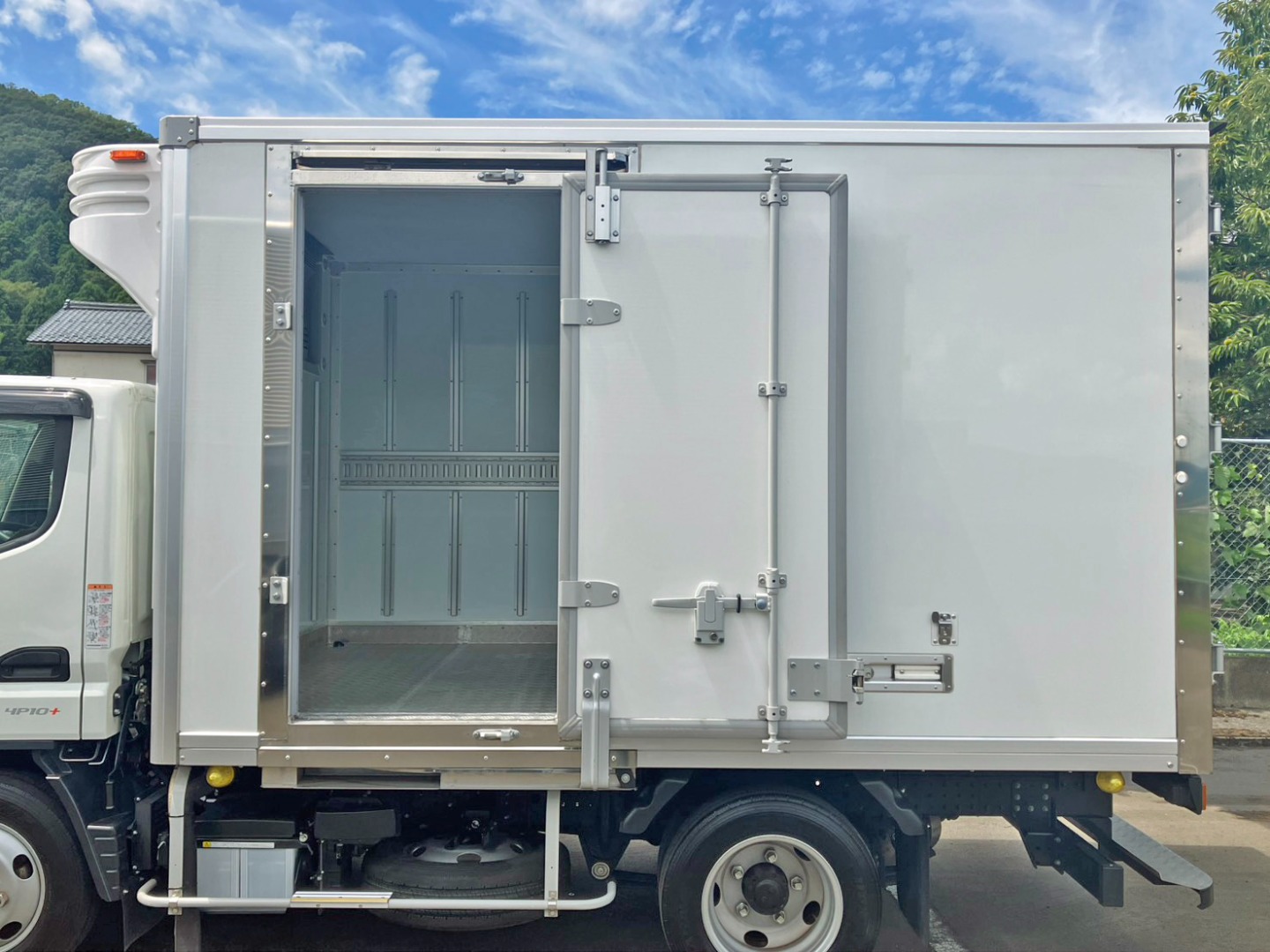 サイドドアを開いた状態です。(門口周りはステンレス製です)|三菱 キャンター 2RG-FBAV0(2WD)の写真20