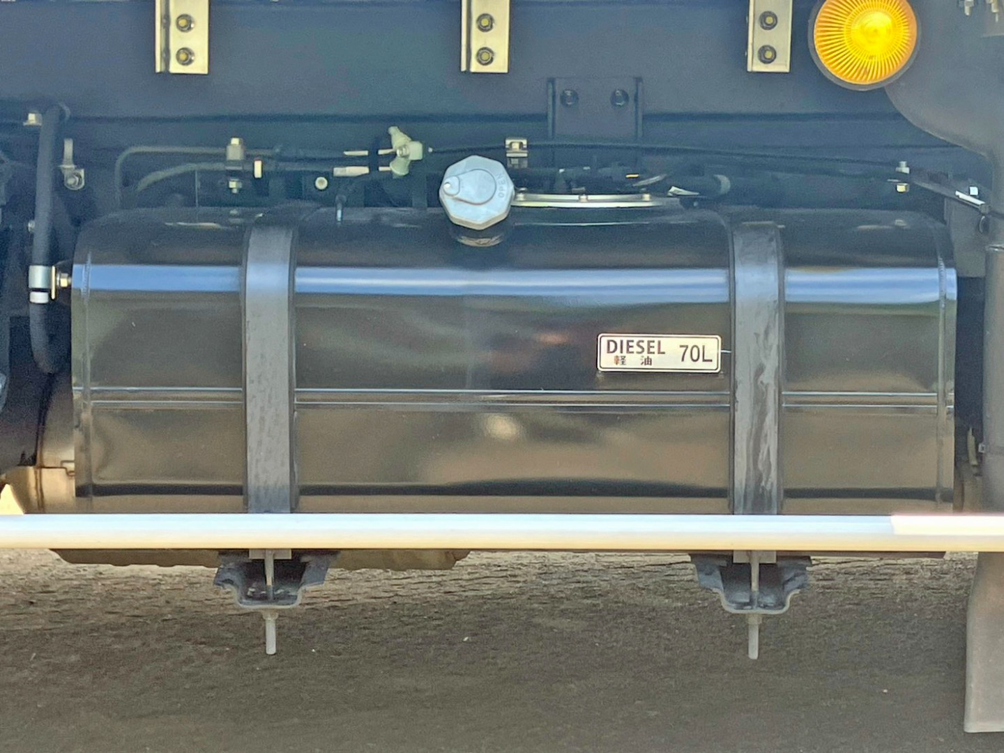 燃料タンクは70Lです。|三菱 キャンター 2RG-FBAV0(2WD)の写真23