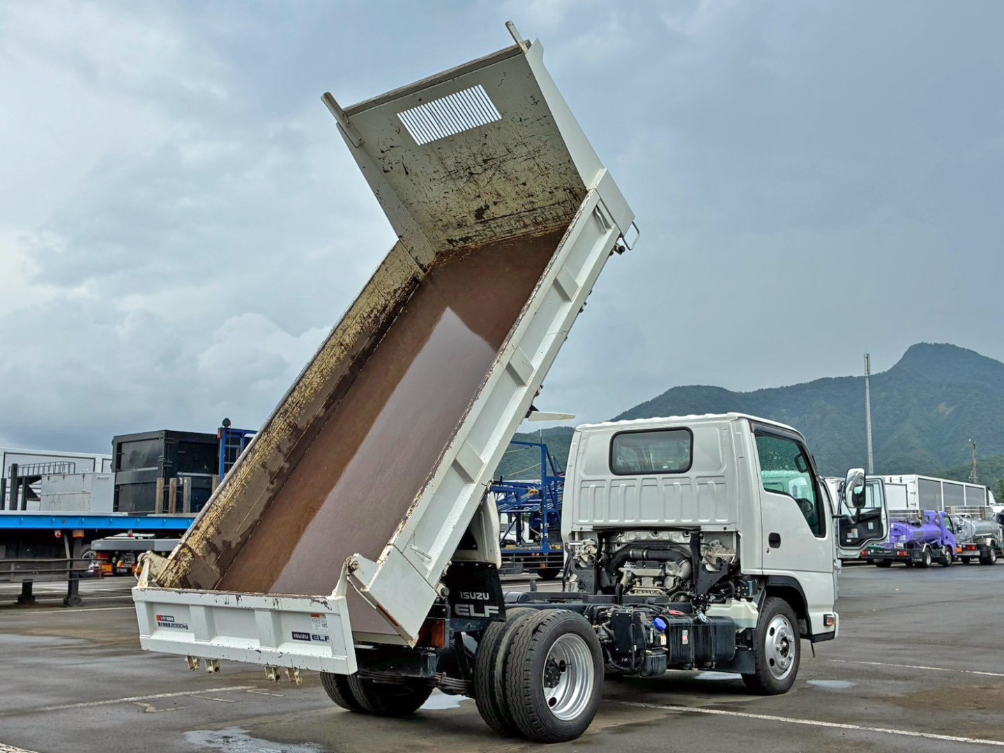 いすゞ エルフ 2RG-NJR88AD(2WD)の写真4