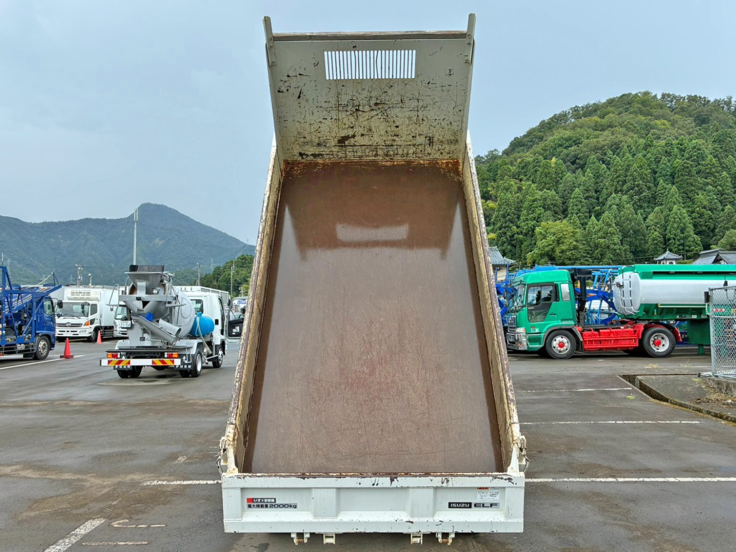 床は鉄板です。|いすゞ エルフ 2RG-NJR88AD(2WD)の写真8
