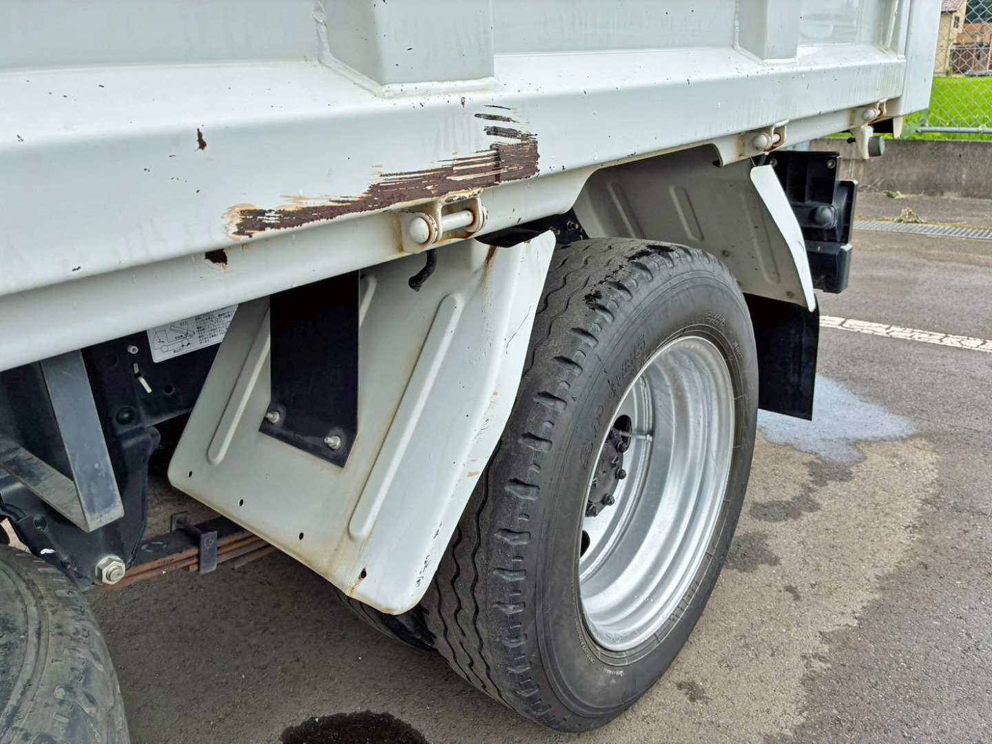 助手席側サイドレール中央部に引きキズがあります。|いすゞ エルフ 2RG-NJR88AD(2WD)の写真18