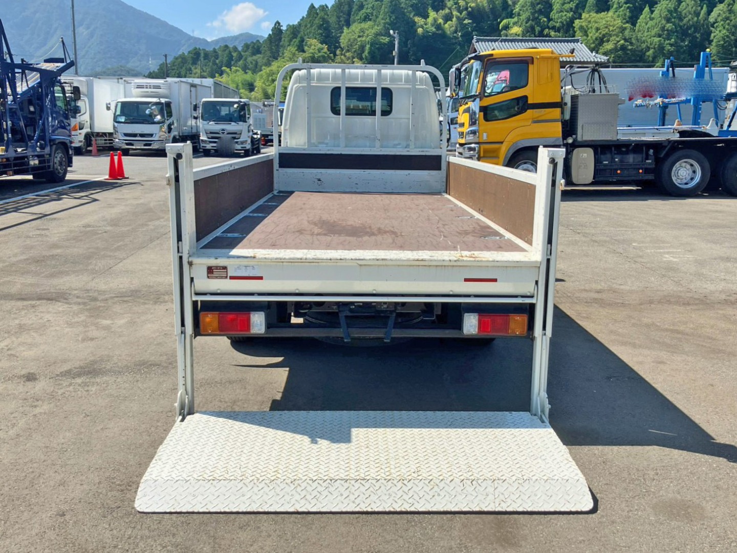 パワーゲートを下降させた状態です。|日野 デュトロ 2KG-XZU655M(2WD)の写真11