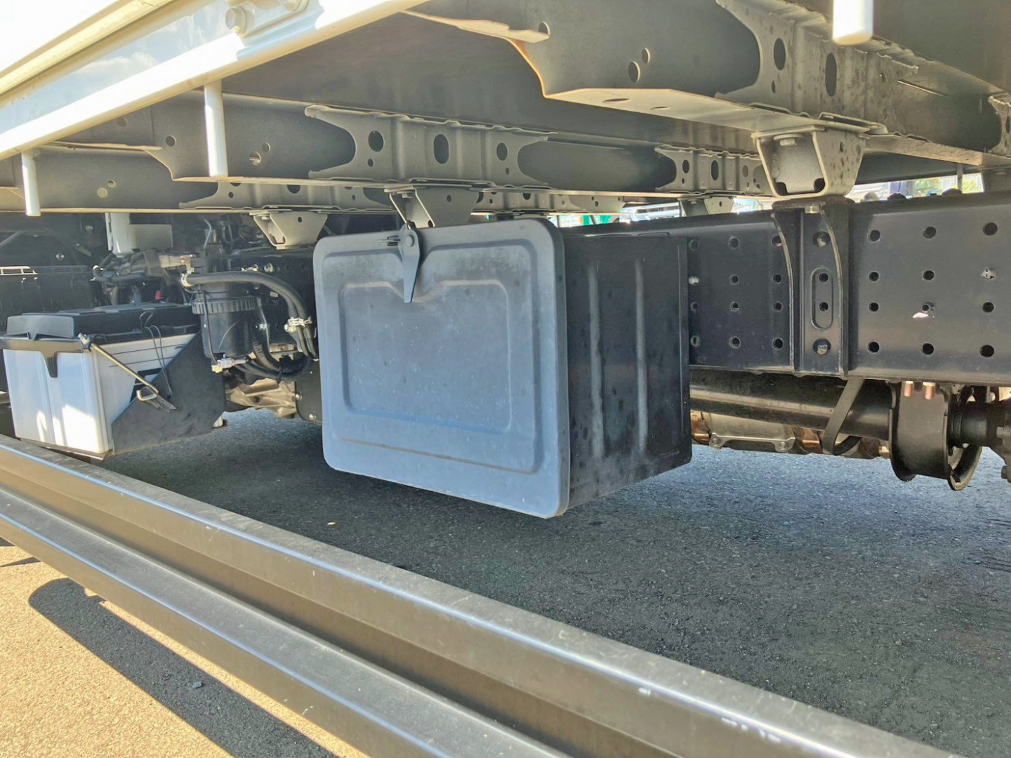 ボディ助手席側中央に工具箱が付いています。|日野 デュトロ 2KG-XZU655M(2WD)の写真17