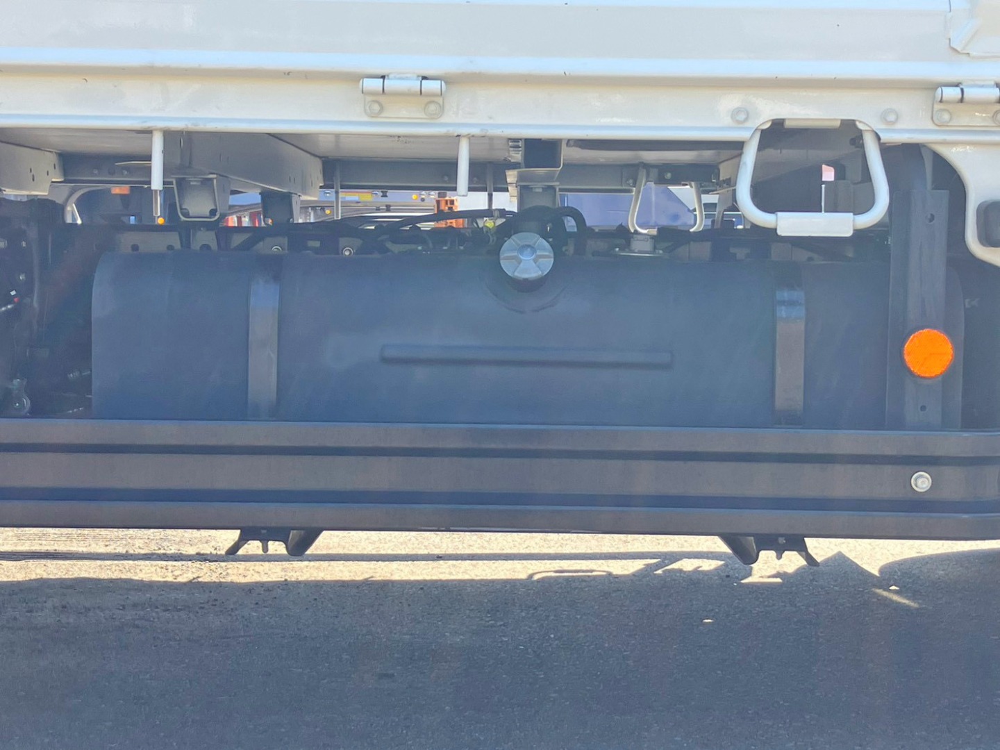 燃料タンクは100Lです。|日野 デュトロ 2KG-XZU655M(2WD)の写真18