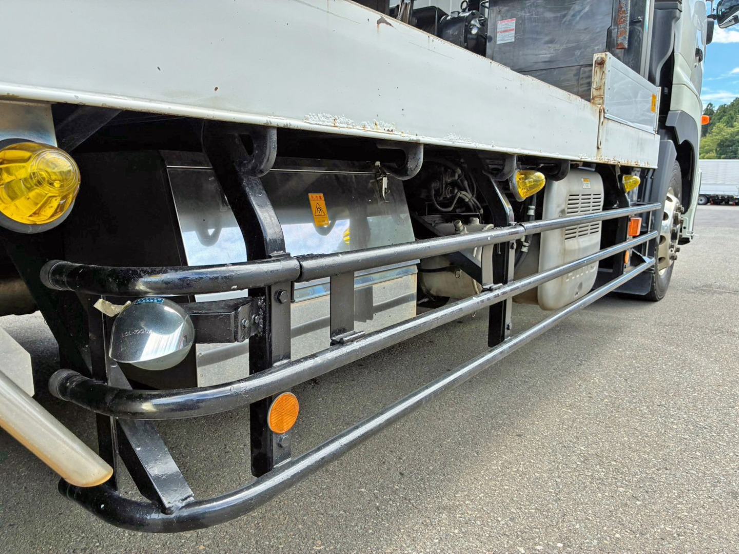 ボディー運転席側中央部にステンレス製の工具箱が付いています。|日野 プロフィア 2DG-FQ1AJGの写真22