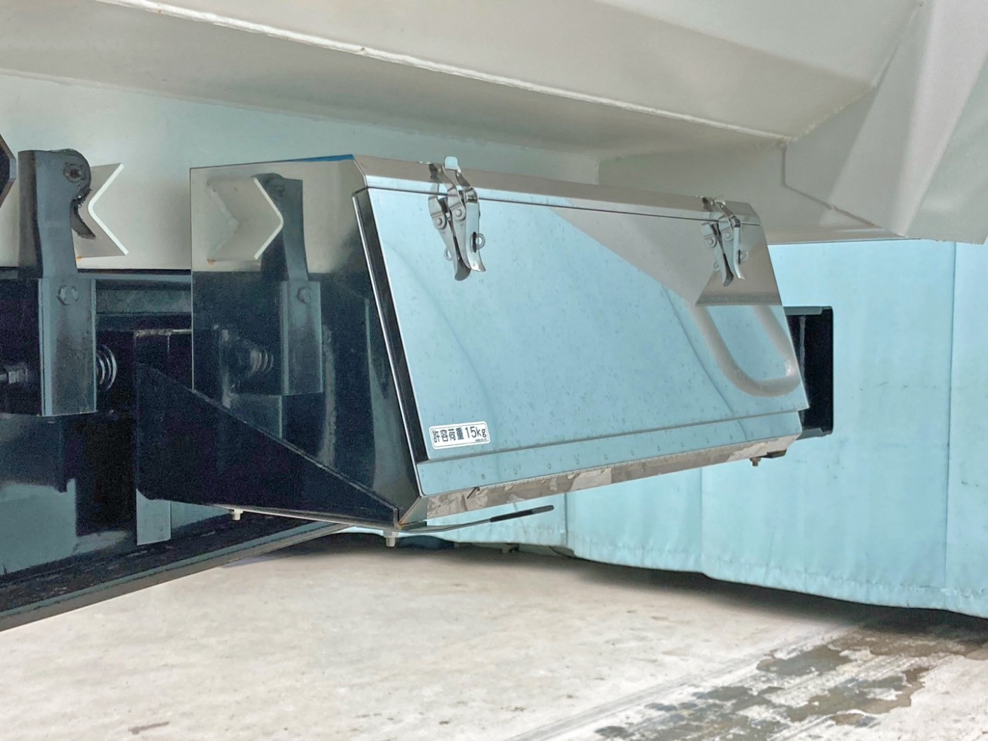 運転席側前方にステンレス製の工具箱がついています。|トレクス PFB34112の写真17