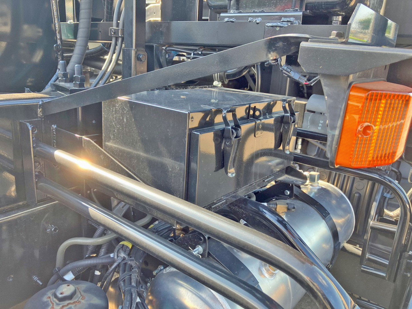 運転席側前方に工具箱が付いています。|日野 レンジャー 2PG-FJ2ACAの写真13