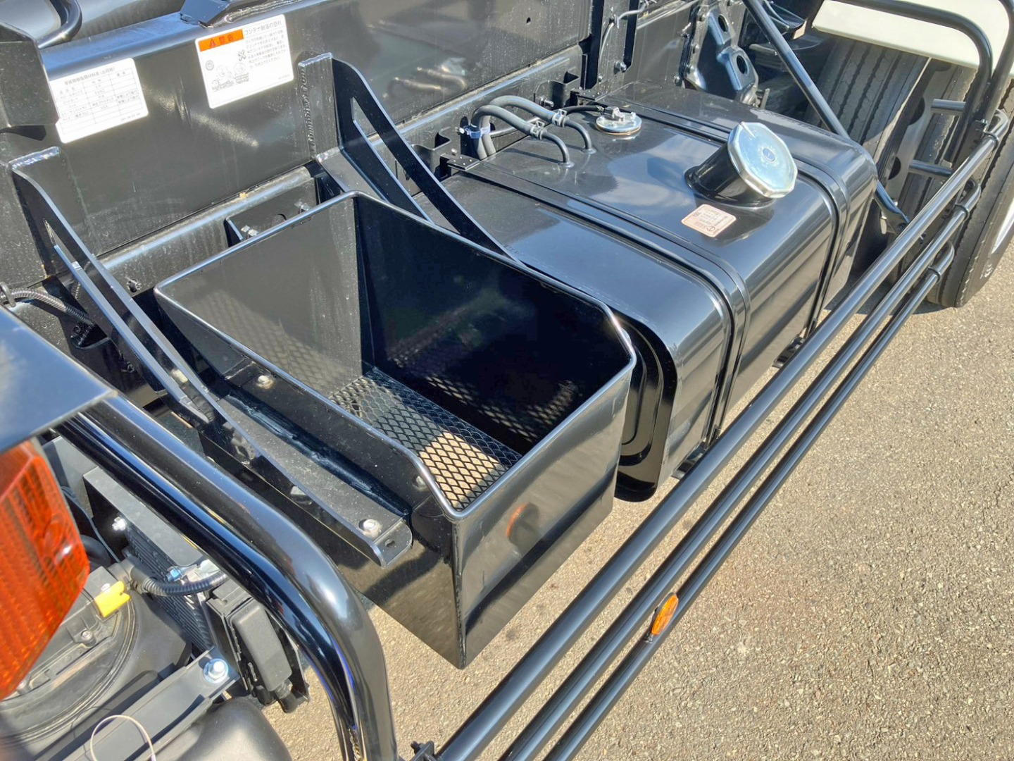 助手席側中央に物入れが付いています。|日野 レンジャー 2PG-FJ2ACAの写真14