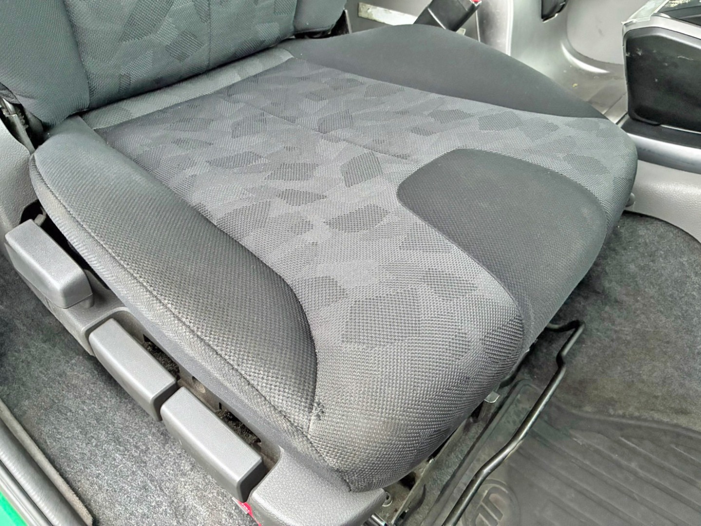 運転席座面にヘタリがあります。|UDトラックス クオン 2PG-GK5AABの写真9
