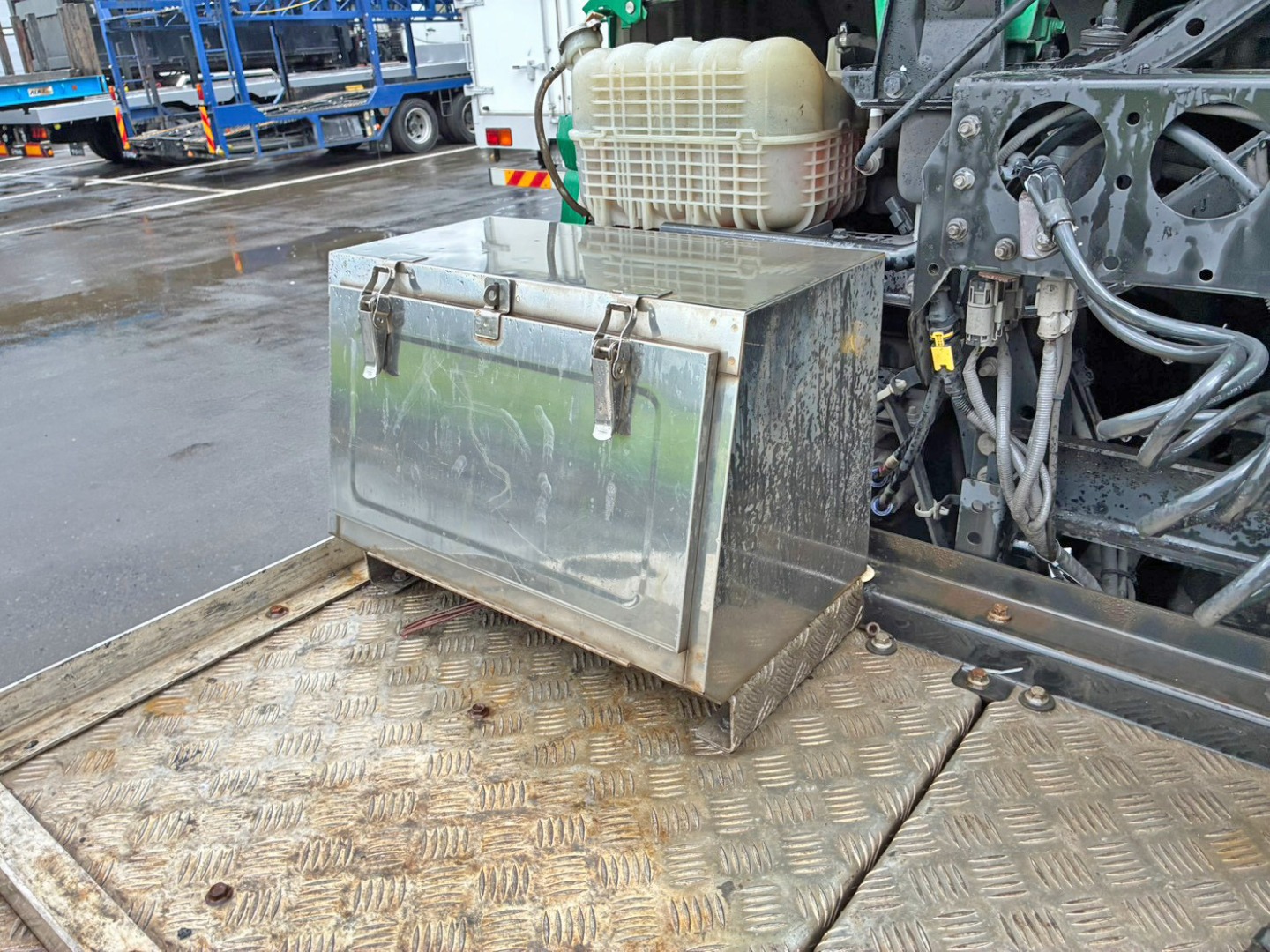 踊り場前方助手席側にステンレス製の工具箱が付いています。|UDトラックス クオン 2PG-GK5AABの写真11