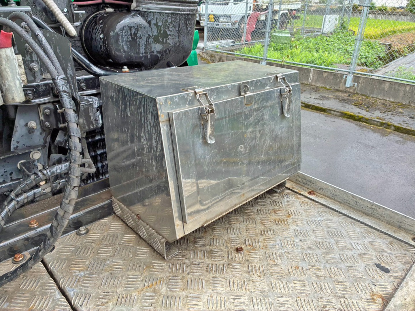 踊り場前方運転席側にステンレス製の工具箱が付いています。|UDトラックス クオン 2PG-GK5AABの写真12