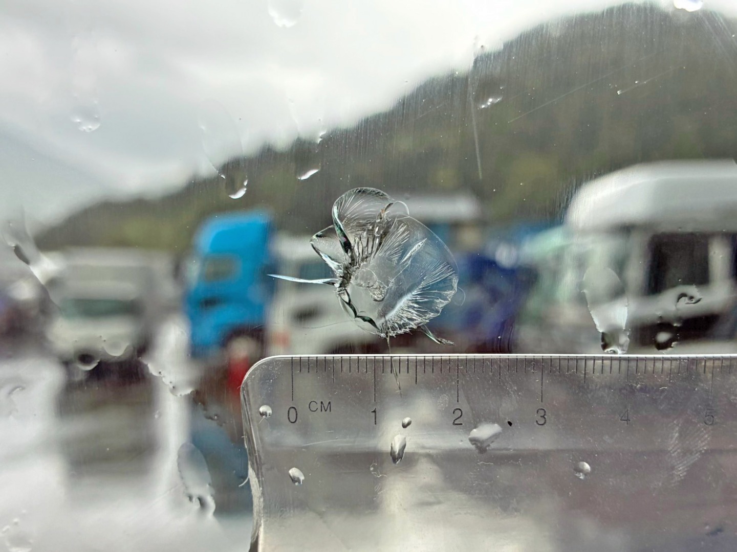 フロントガラスの運転席側正面に飛び石跡があります。|UDトラックス クオン 2PG-GK5AABの写真21