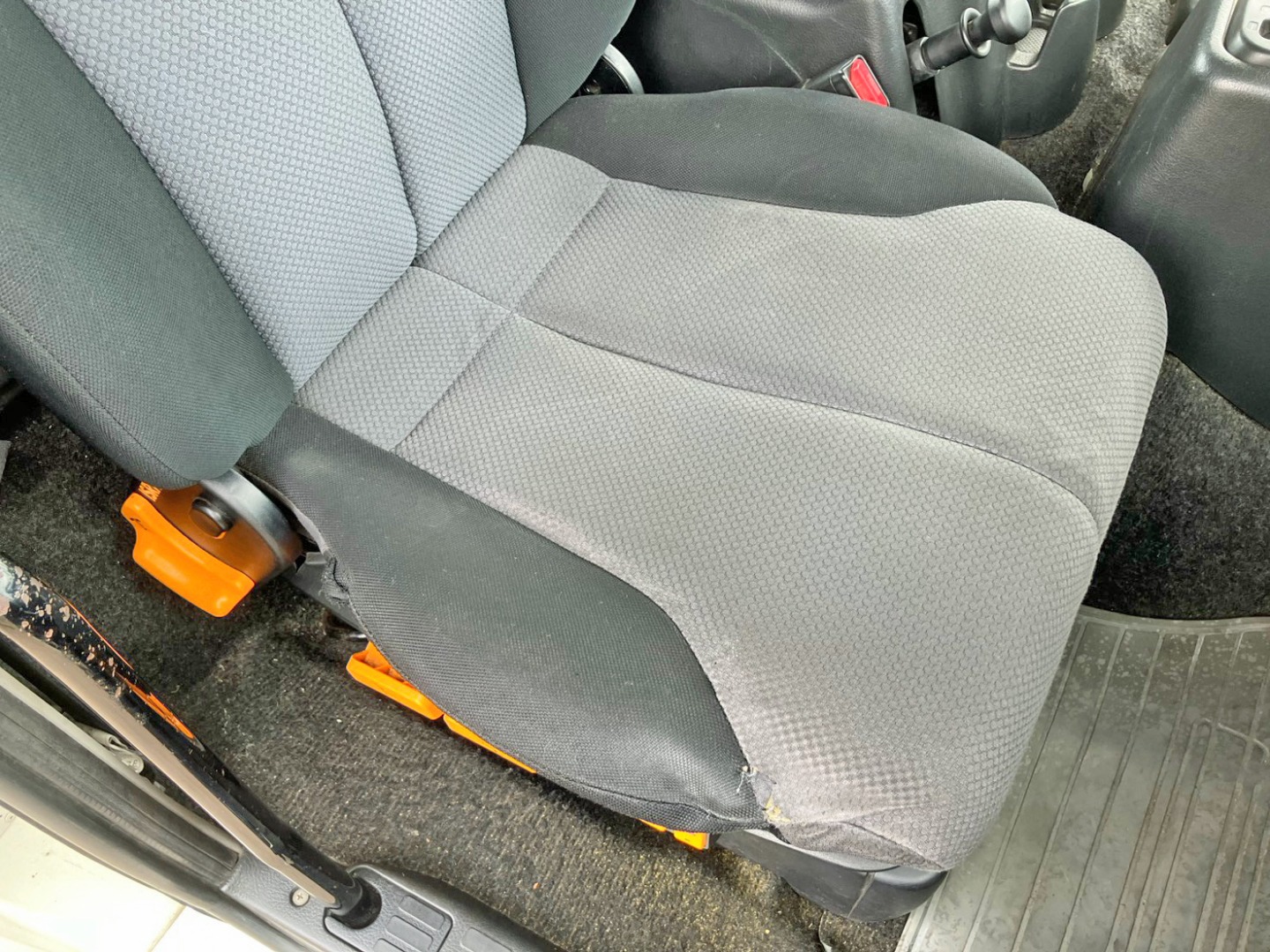 運転座席ヘタリ・破れがあります。|日野 プロフィア LKG-SH1EDAGの写真11