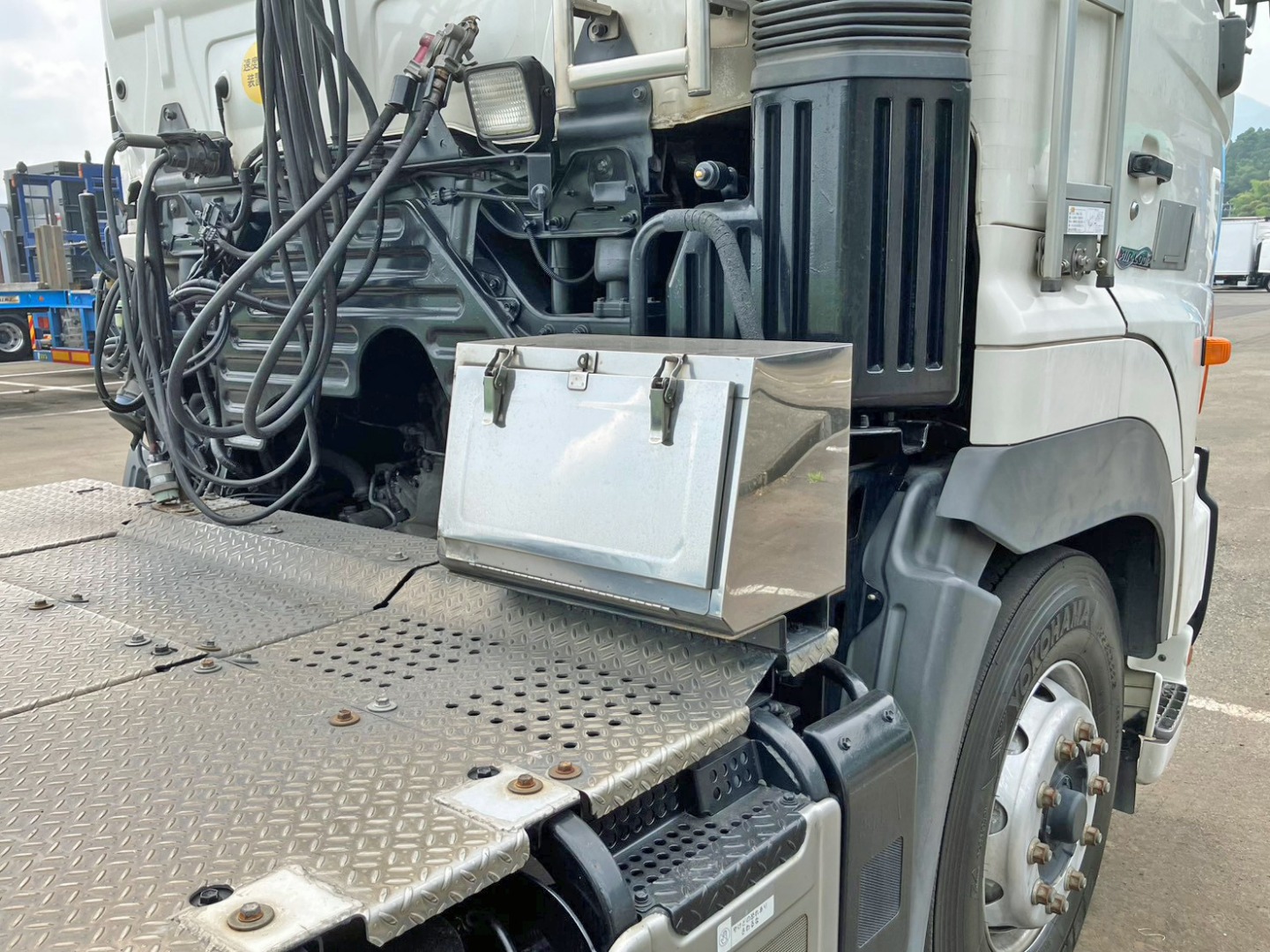運転席側にステンレス製の工具箱が付いています。|日野 プロフィア LKG-SH1EDAGの写真13