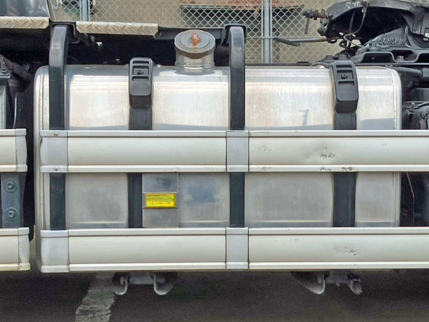 燃料タンクは390Lアルミ製です。|日野 プロフィア LKG-SH1EDAGの写真23