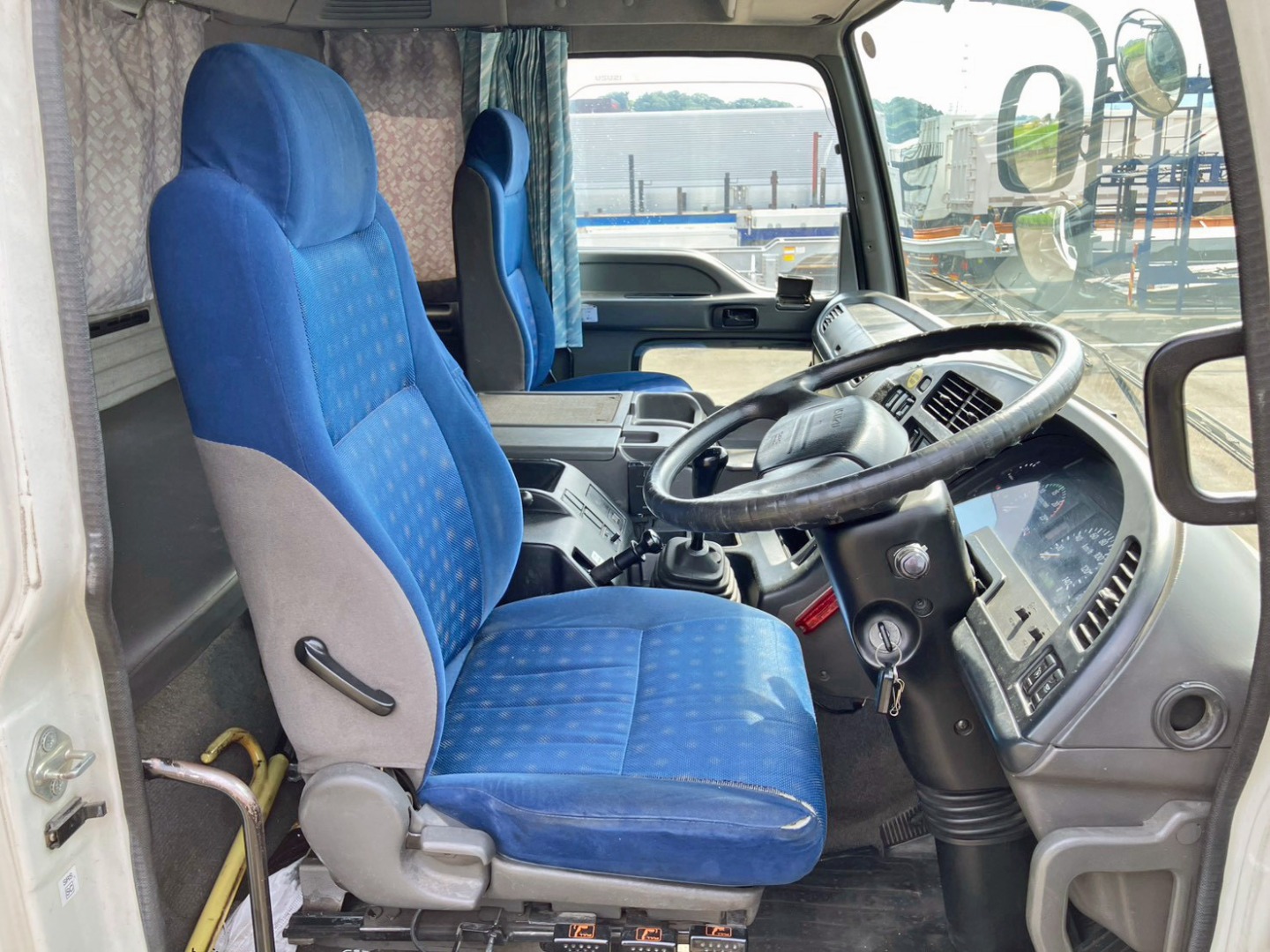 ハイルーフキャビンです。(運転席座面にヘタリ・破れがあります)|いすゞ ギガ QKG-EXD52AEの写真12