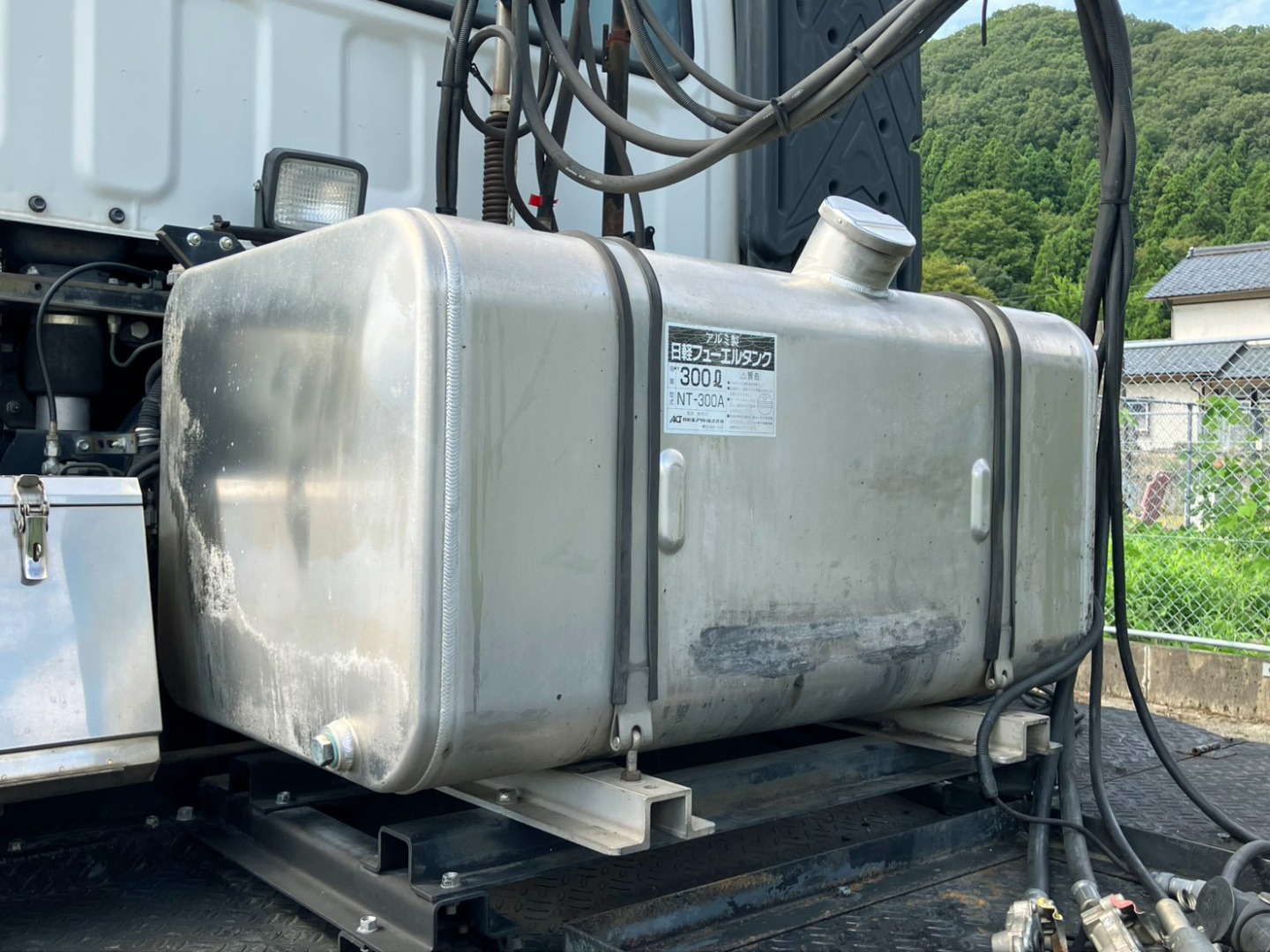 燃料タンクは300Lアルミ製です。|いすゞ ギガ QKG-EXD52AEの写真21