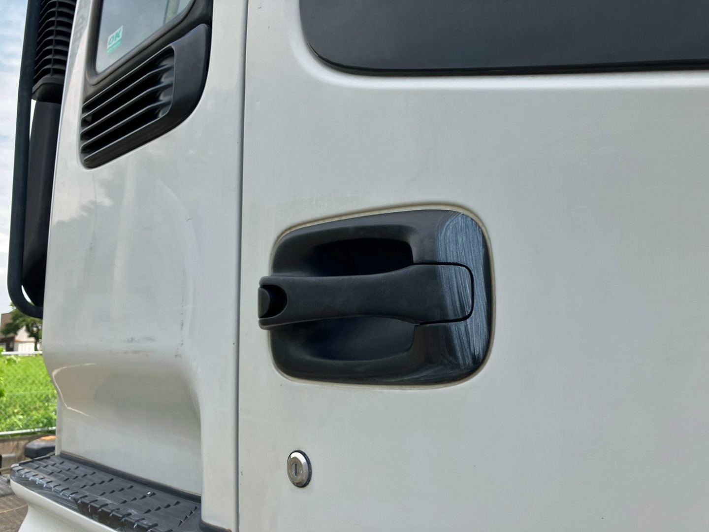運転席側ドアに小キズがあります。|いすゞ ギガ QKG-EXD52AEの写真25