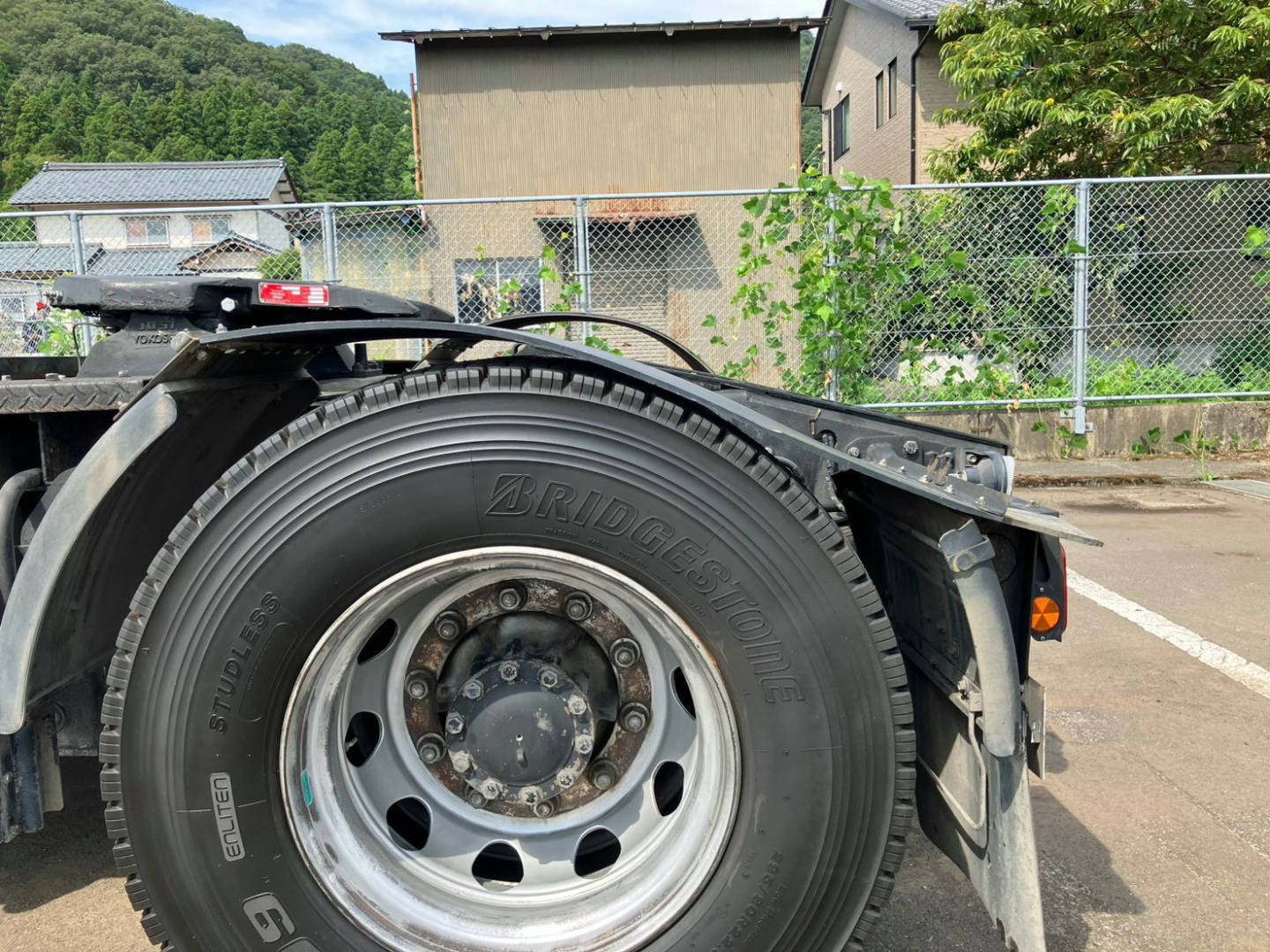 助手席側フェンダーに割れがあります。(横から見た状態です)|いすゞ ギガ QKG-EXD52AEの写真28