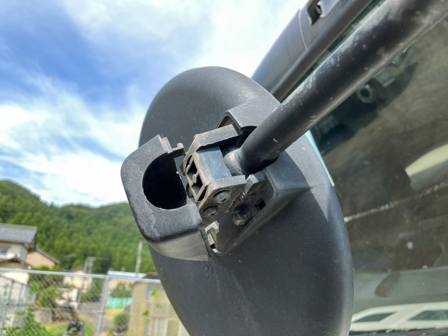 助手席側サイドアンダーミラー取り付け部割れです。|いすゞ ギガ QKG-EXD52AEの写真30