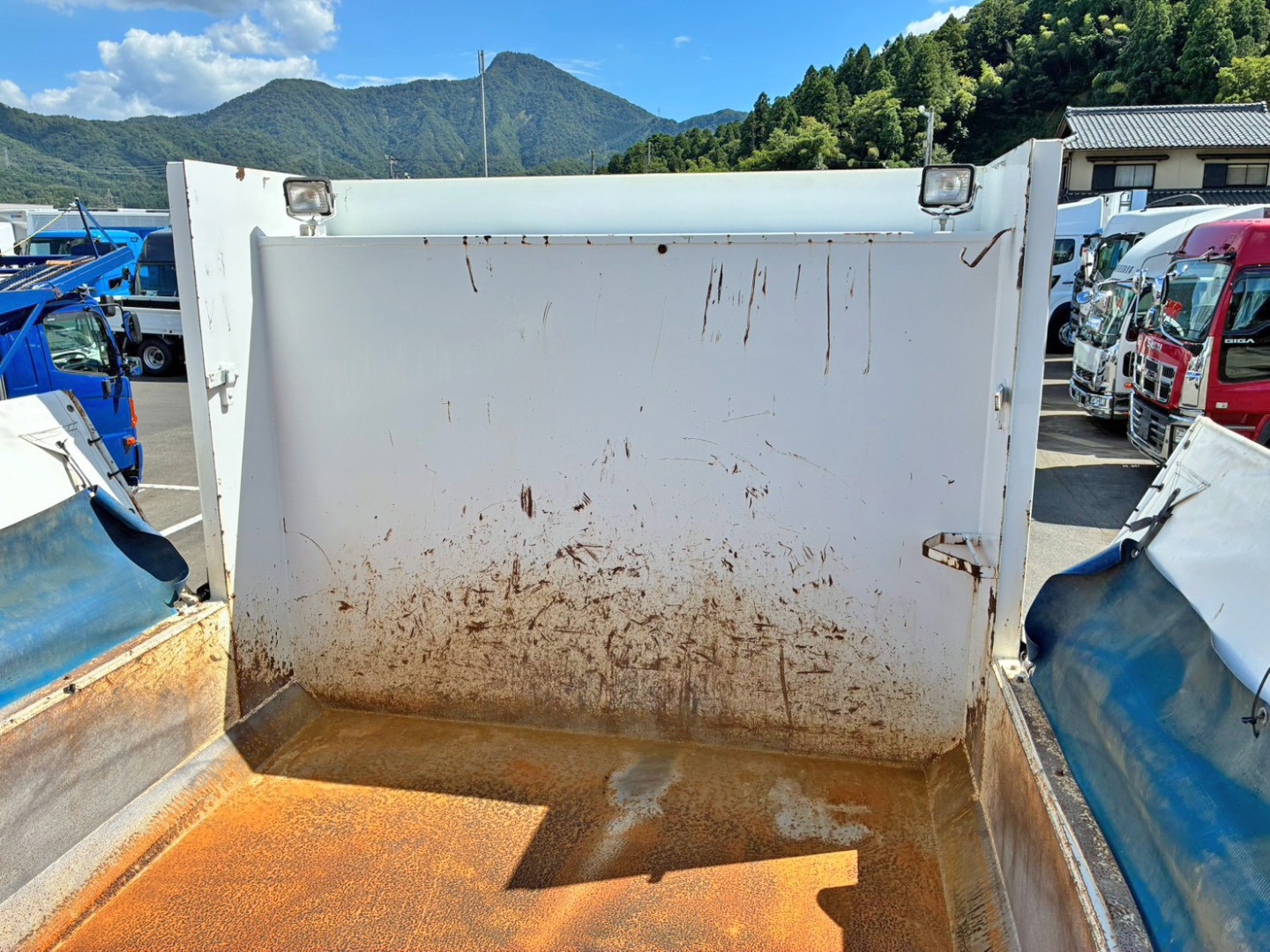 ボディー前方左右にコボレーンストッパーが付いています。|UDトラックス クオン 2PG-CW5ALの写真10