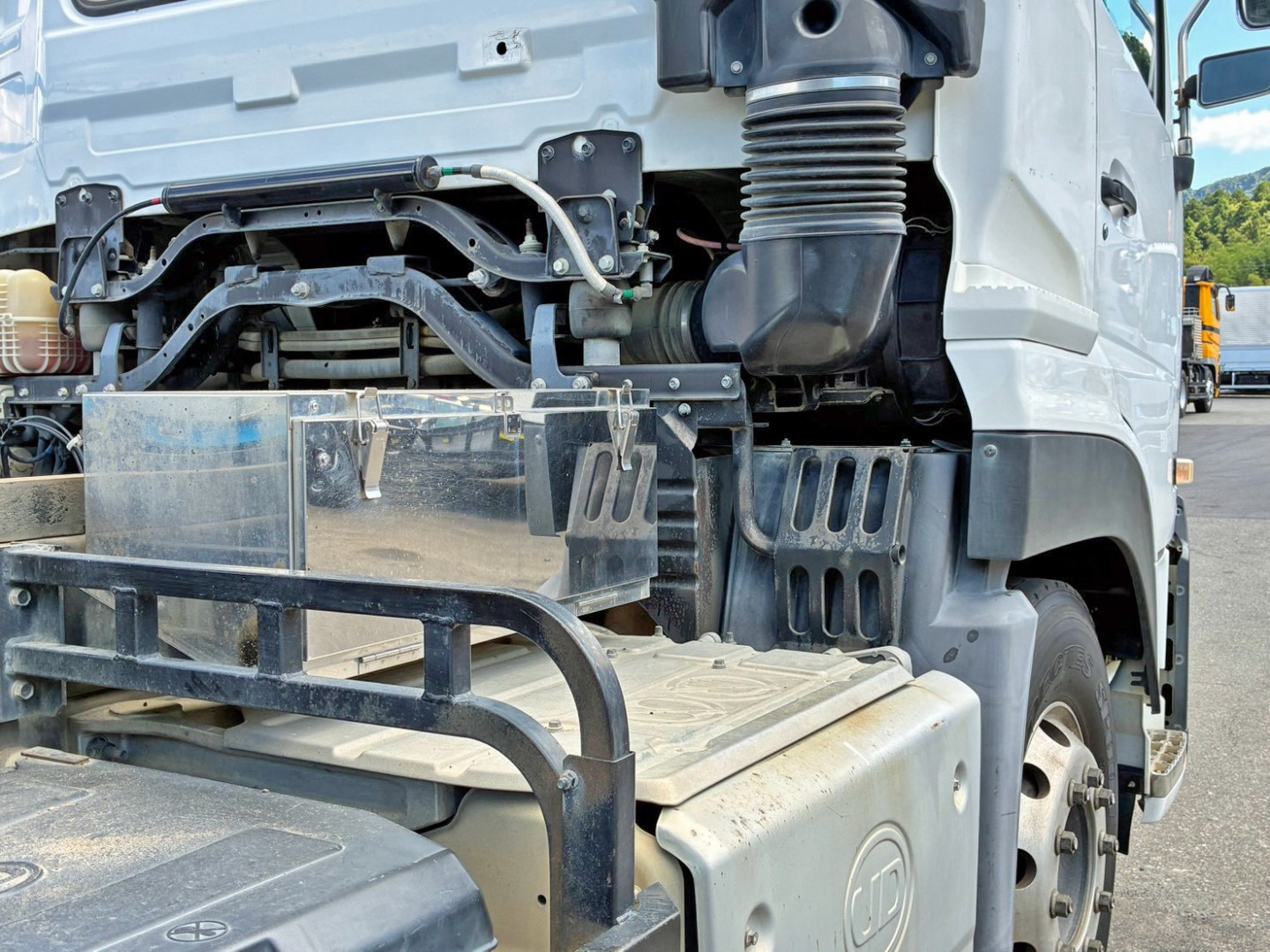 運転席側にステンレス製の工具箱が付いています。|UDトラックス クオン 2PG-CW5ALの写真21