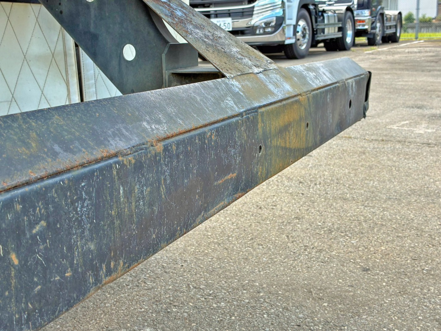 リヤバンパー中央部に少々ヘコミがあります。|UDトラックス クオン 2PG-CW5ALの写真26