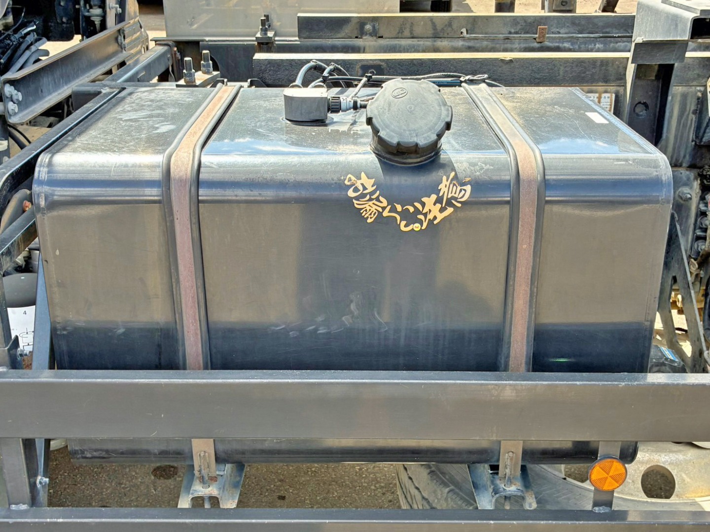 燃料タンクは300Lです。|UDトラックス クオン 2PG-CW5ALの写真32