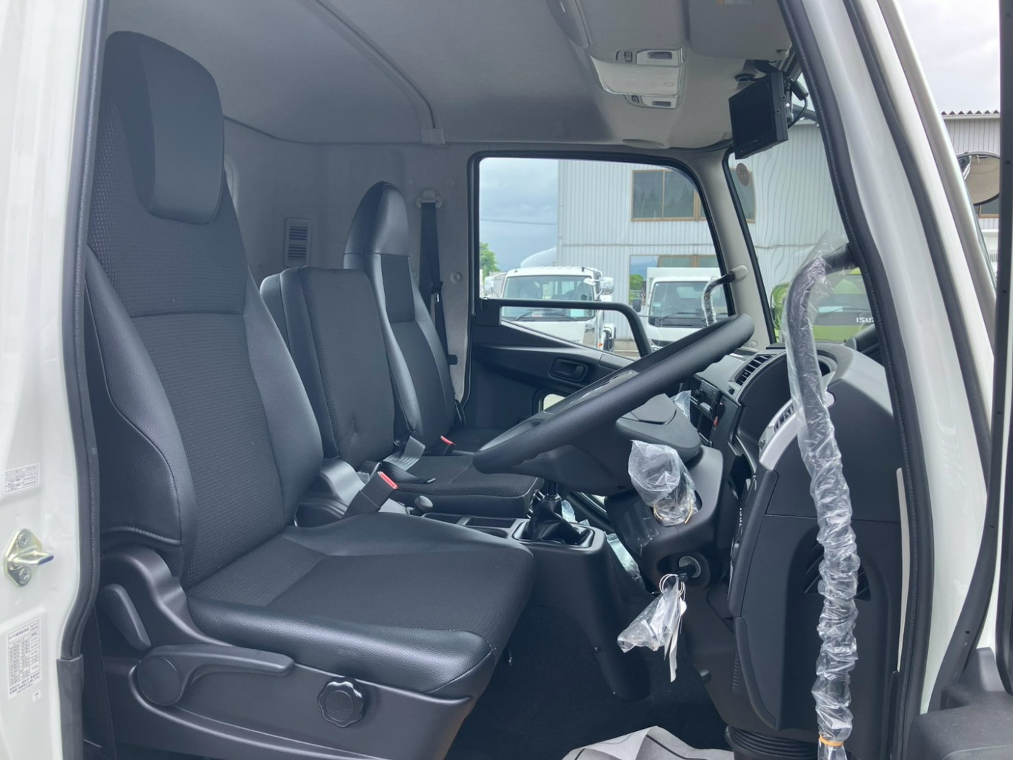 乗車定員は3名です。|三菱 ファイター 2KG-FK62F(2WD)の写真7