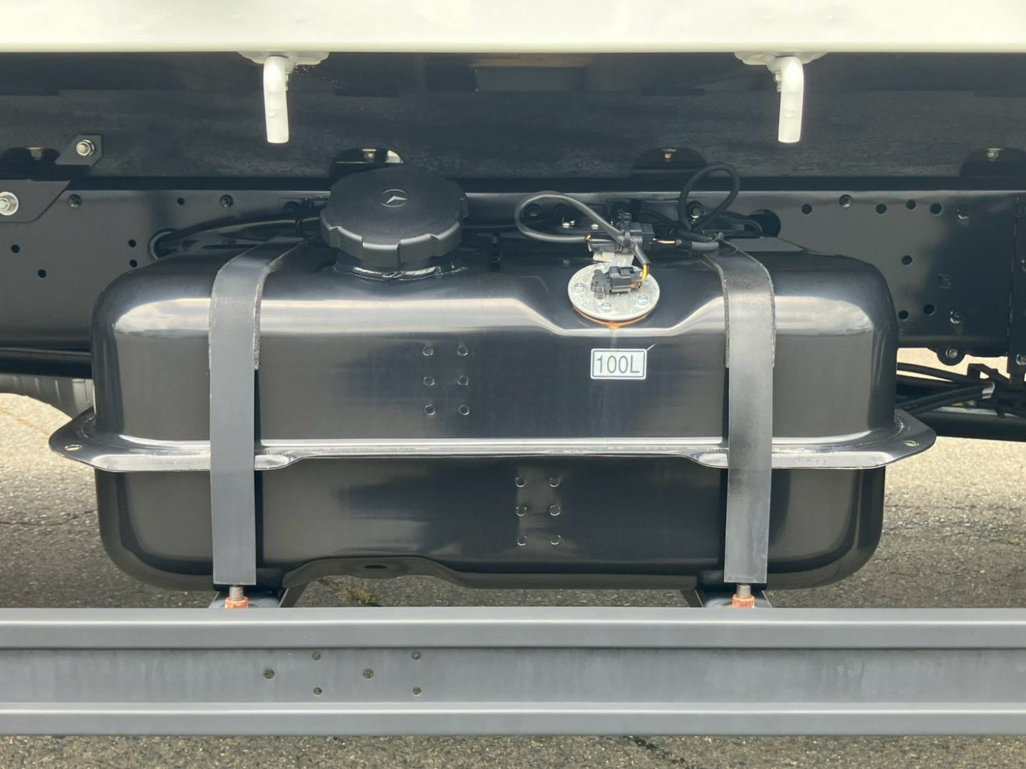 燃料タンクは100Lです。|三菱 ファイター 2KG-FK62F(2WD)の写真12