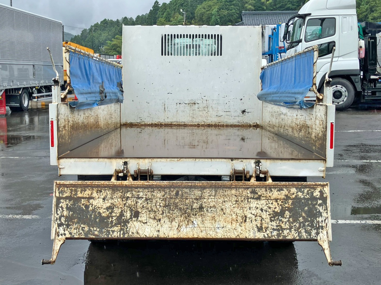 リヤゲートは上開きもできます。|いすゞ エルフ TPG-NJR85AD(2WD)の写真13