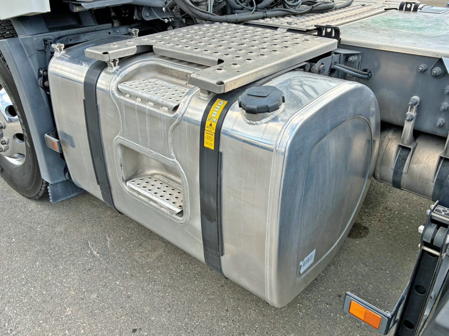燃料タンクは480Lアルミ製です。|ボルボ 2DG-5K4TBA1の写真21