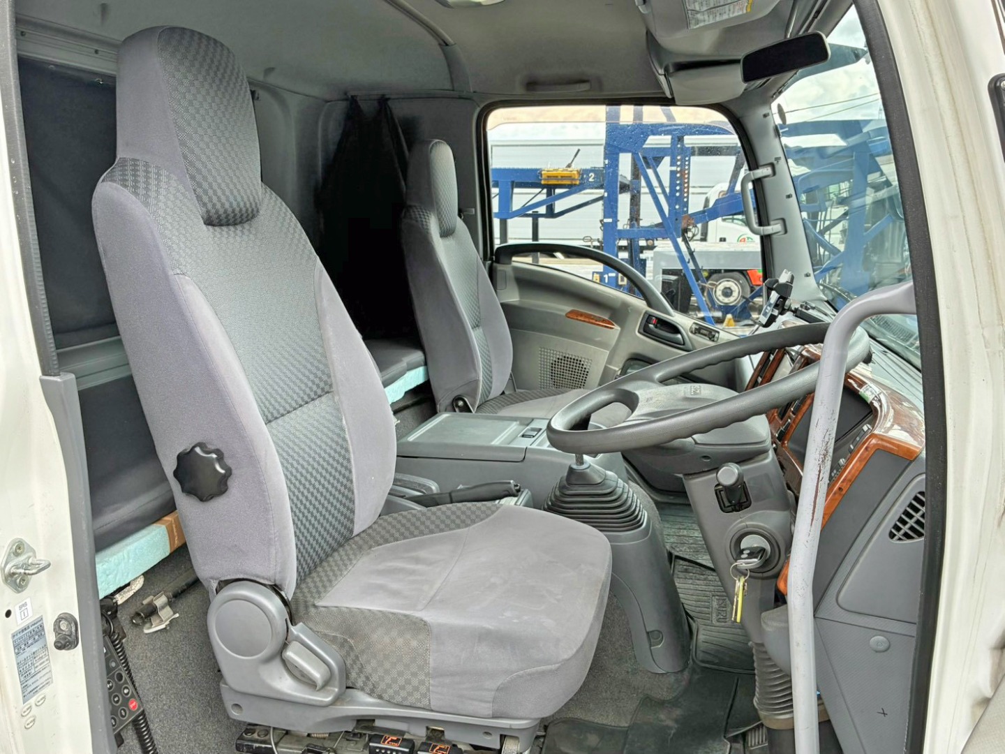 乗車定員は2名です。|いすゞ フォワード TKG-FRR90T2(2WD)の写真7