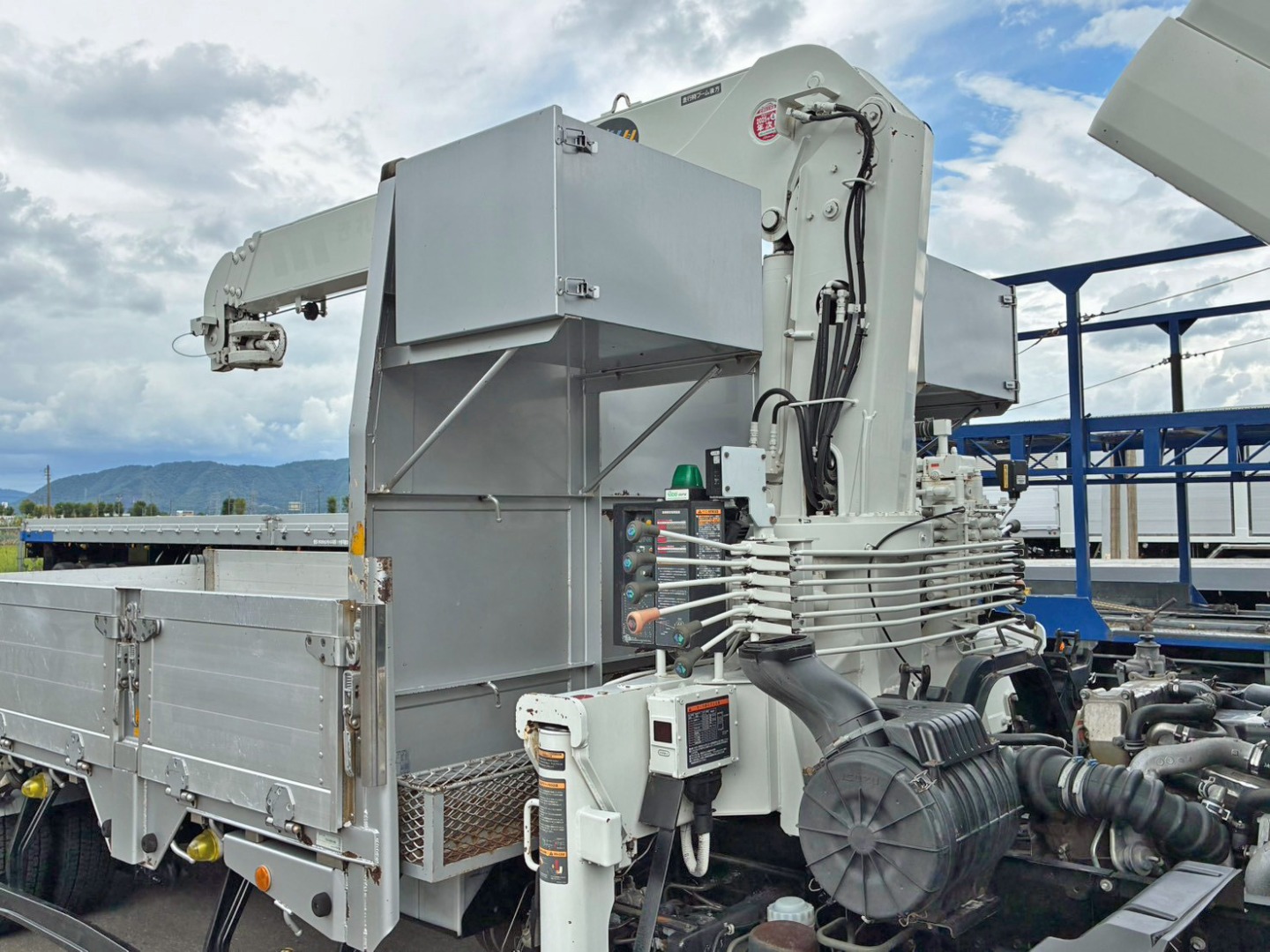 プロテクター前方左右に工具箱が付いています。|いすゞ フォワード TKG-FRR90T2(2WD)の写真14