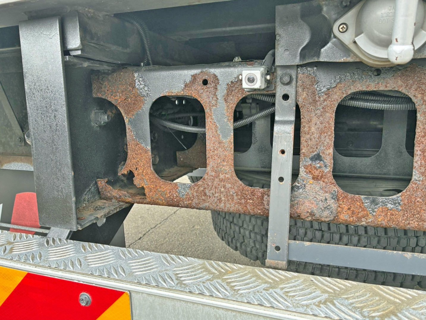 助手席側リヤNo.1クロスメンバーに腐食があります。|いすゞ フォワード TKG-FRR90T2(2WD)の写真23