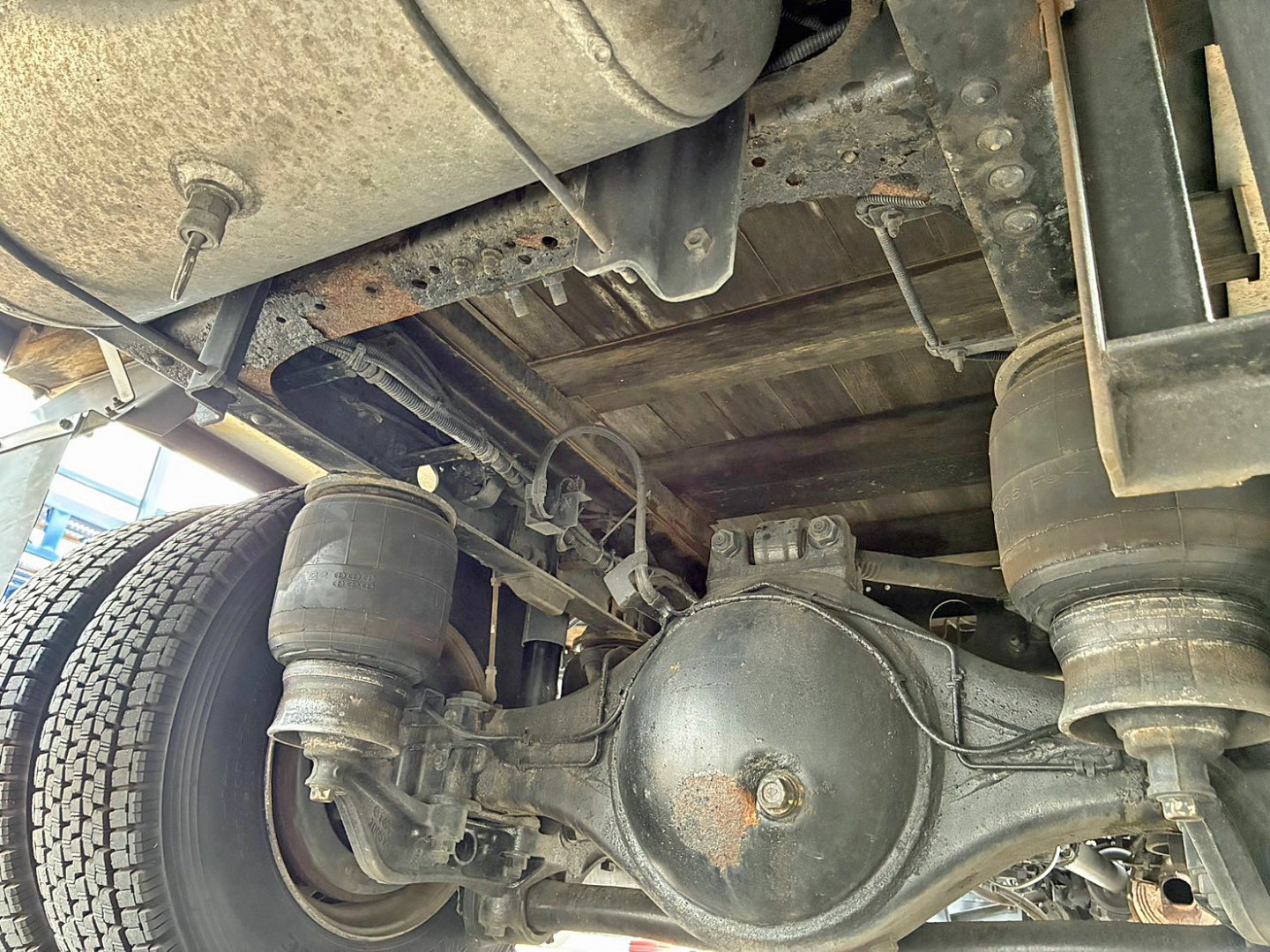 下回りです。(中央後方)|いすゞ フォワード TKG-FRR90T2(2WD)の写真28