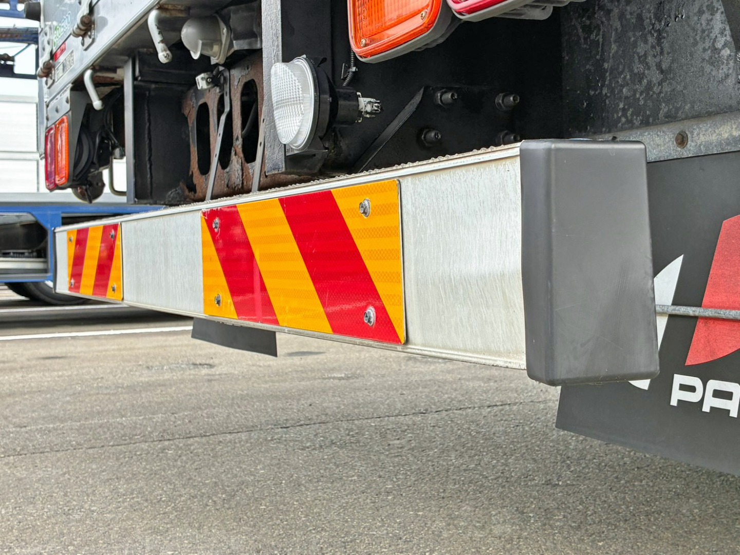 リヤバンパーの運転席側が曲がっています。|いすゞ フォワード TKG-FRR90T2(2WD)の写真29