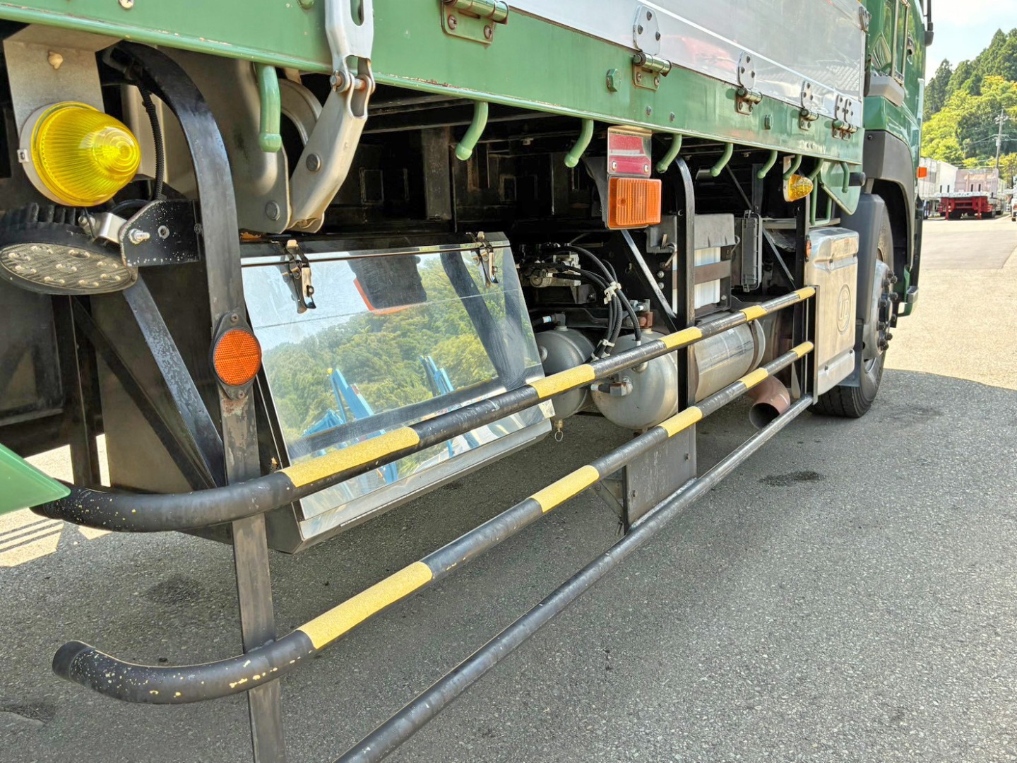 ボディー運転席側中央部にステンレス製の工具箱が付いています。|UDトラックス クオン QKG-CD5YLの写真24