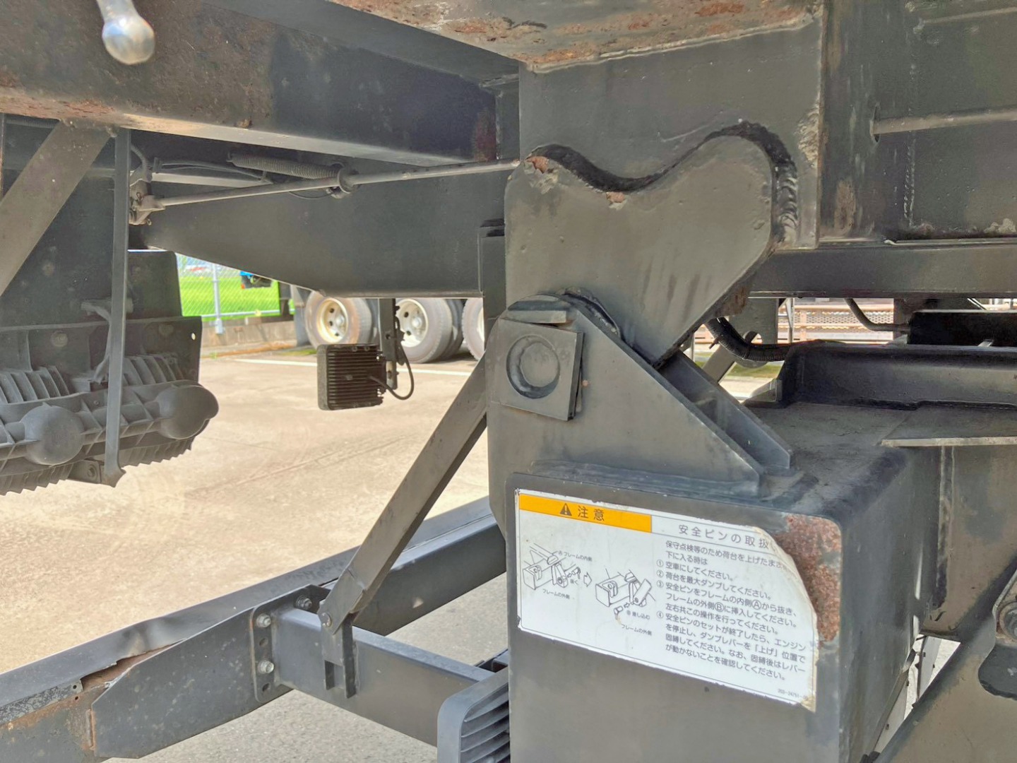 左右ダンプ支点ピンが摩耗しています。(運転席側)|UDトラックス クオン QKG-CW5ZLの写真20