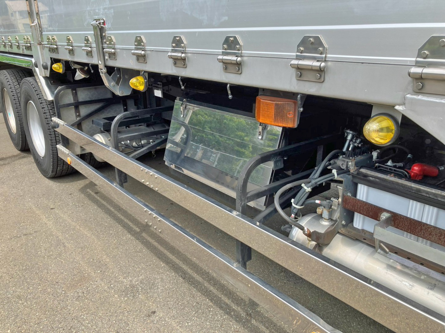 ボディー運転席側中央部にステンレス製の工具箱が付いています。(運転席側サイドバンパーに少々曲がりがあります)|UDトラックス クオン QKG-CW5ZLの写真35