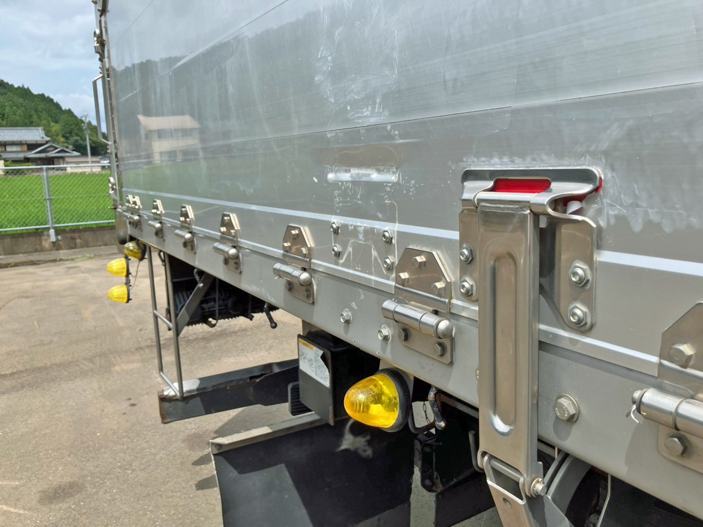運転席側後方アオリのセイコーラックを移設しています。(ヘコミがあります)|UDトラックス クオン QKG-CW5ZLの写真37