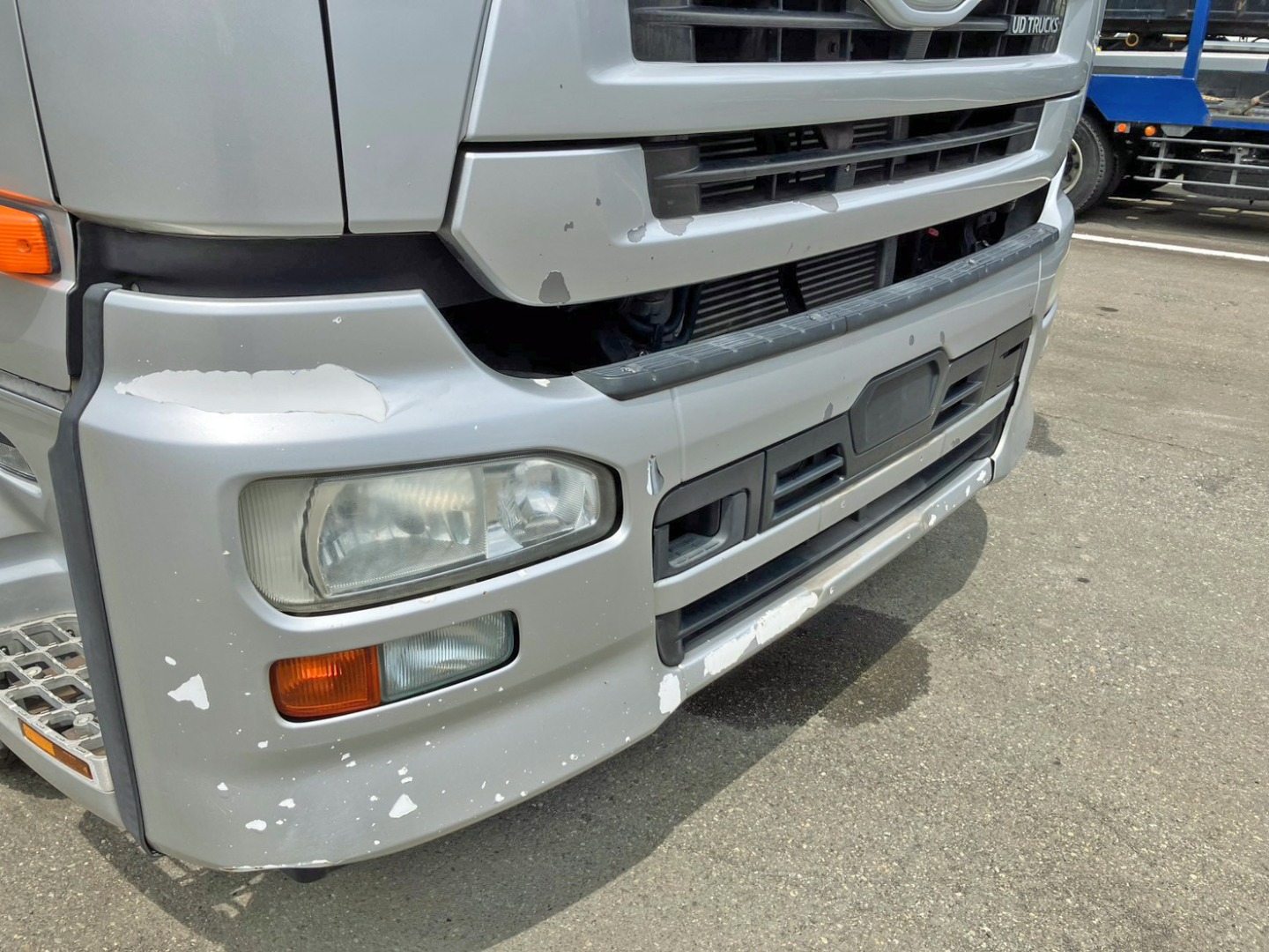 フロントバンパー・フロントパネル運転席側に塗装剥がれがあります。|UDトラックス クオン QKG-CW5ZLの写真44