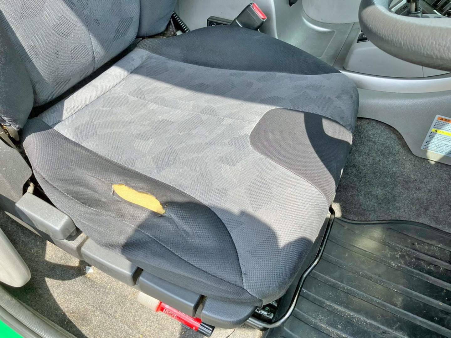 運転席座面にヘタリ・破れがあります。|UDトラックス クオン QKG-CG5ZAの写真8